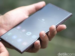 Rahasia Tajamnya Layar Galaxy S22 5G & S22+ 5G Meski di Luar Ruangan Rahasia Tajamnya Layar Galaxy S22 5G & S22+ 5G Meski di Luar Ruangan