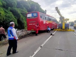 Hindari Mobil Rem Mendadak, Bus Masuk Parit di Tol Jakarta-Tangerang