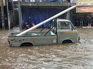 Mobil Pikap Terjebak Banjir saat Badai Terjang Cimahi