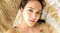 Shandy Aulia Santai di Pantai, Dipuji Masih Seperti Remaja