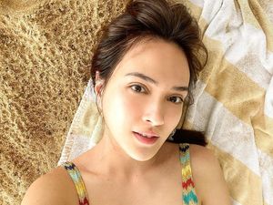 Shandy Aulia Santai di Pantai, Dipuji Masih Seperti Remaja Shandy Aulia Santai di Pantai, Dipuji Masih Seperti Remaja