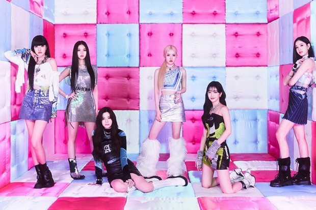 STAYC dalam konsep foto album YOUNG-LUV.COM