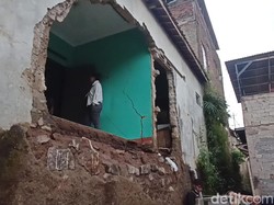 Warga Panik saat Banjir Jebol Dinding Empat Rumah di Cimahi