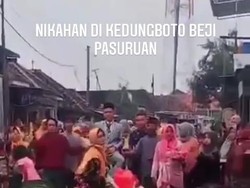Perjuangan Para Pengantin Menikah di Tengah Kepungan Banjir Pasuruan
