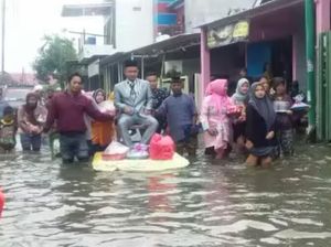 Tiga Warga Pasuruan Nekat Gelar Pesta Pernikahan Saat Desanya Banjir