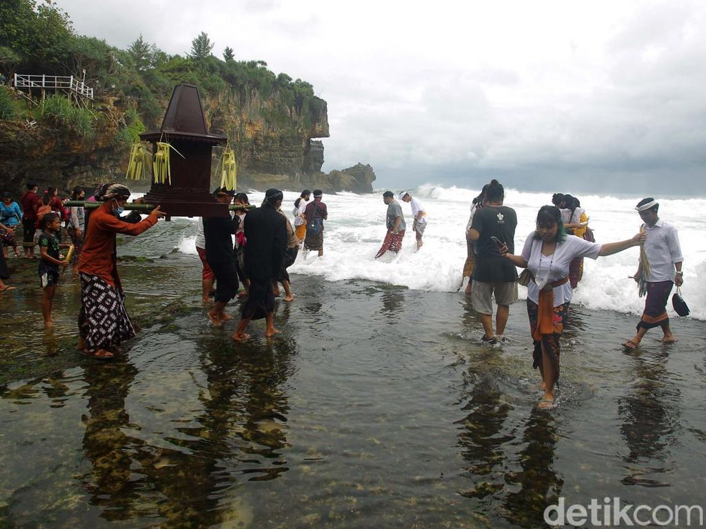 Umat Hindu Ikuti Melasti di Pantai Ngobaran Gunungkidul