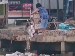 Alamak! Emak-emak Seenaknya Buang Sampah ke Laut di Teluknaga Tangerang