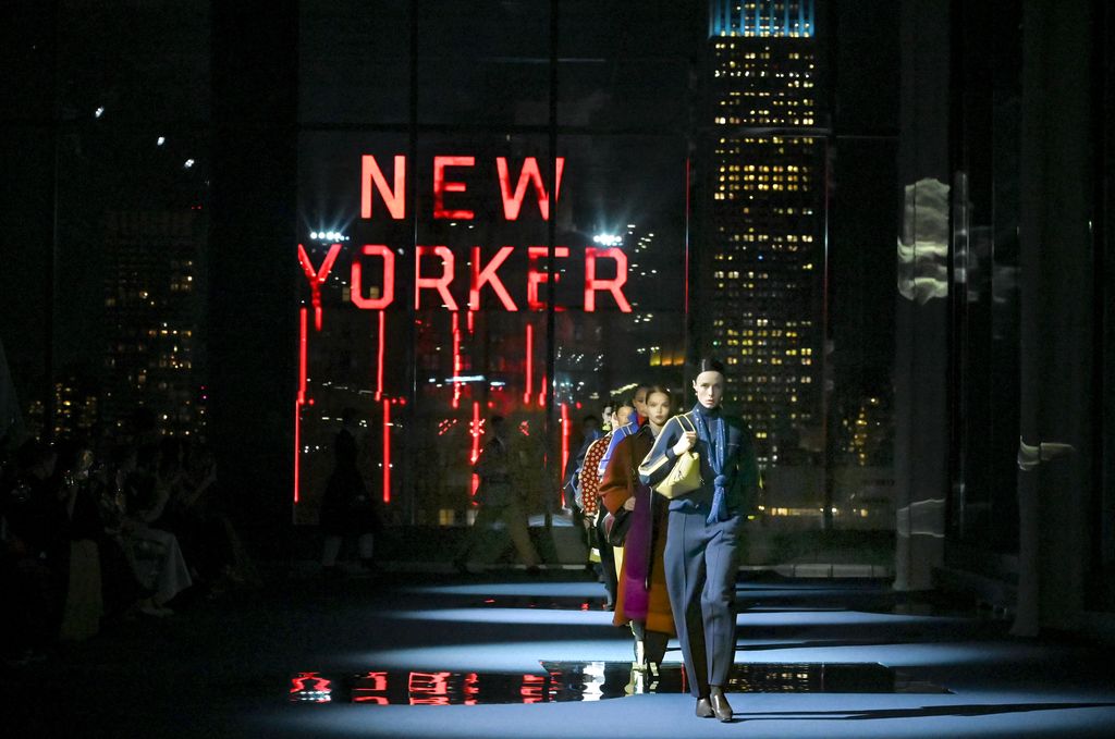NEW YORK, NEW YORK - FEBRUARY 14: Models walk the runway during Tory Burch Fall/Winter 2022 New York Fashion Week on February 14, 2022 in New York City. (Photo by Slaven Vlasic/Getty Images for Tory Burch)