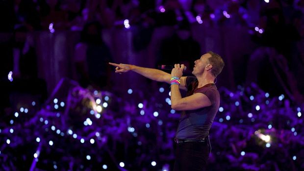 Chris Martin of the band Coldplay performs at Expo 2020 in Dubai, United Arab Emirates, February 15, 2022. REUTERS/Christopher Pike