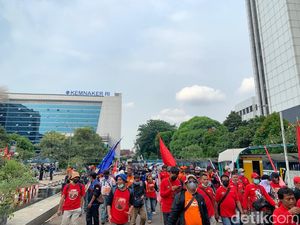 Demo Selesai, Massa Buruh di Depan Kantor Kemnaker Bubar Demo Selesai, Massa Buruh di Depan Kantor Kemnaker Bubar