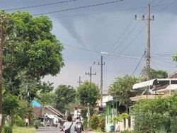 Awan Puting Beliung Muncul di Malang