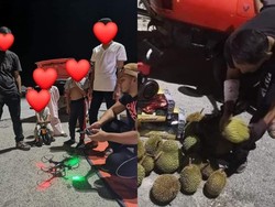 Ayah Ini Rela Barter Durian Dagangannya dengan Mainan untuk Anaknya