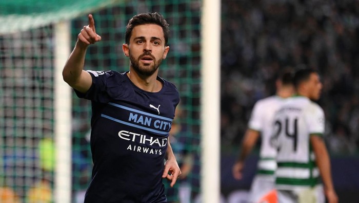LISBON, PORTUGAL - FEBRUARY 15: Bernardo Silva of Manchester City celebrates after scoring a goal that was later disallowed by VAR for an offside call during the UEFA Champions League Round Of Sixteen Leg One match between Sporting CP and Manchester City at Estadio Jose Alvalade on February 15, 2022 in Lisbon, Portugal. (Photo by Mike Hewitt/Getty Images)