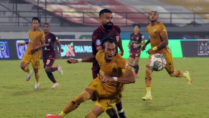 BORNEO FC BERMAIN IMBANG MELAWAN BHAYANGKARA FC Pesepak bola Bhayangkara FC Sani Rizki Fauzi (kanan) berebut bola dengan pesepak bola Borneo FC Safrudin Tahar (kiri) pada pertandingan Liga 1 di Stadion Kapten I Wayan Dipta, Gianyar, Bali, Rabu (16/2/2022). Pertandingan tersebut berakhir imbang dengan skor 1-1. ANTARA FOTO/Nyoman Hendra Wibowo/foc.