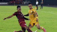 Menerima umpan dari Terens Puhiri, Kei Hirose melepaskan tembakan kaki kiri dari tepi kotak penalti dan bersarang telak di sudut kiri gawang Bhayangkara tanpa bisa dihalau Setho. 1-1.