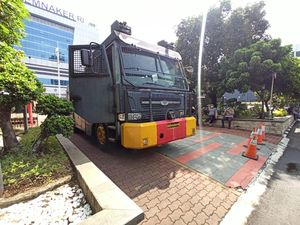 Bakal Diserbu Ribuan Buruh, Kantor Menaker Dijaga Water Cannon