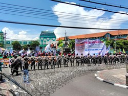 Buruh Geruduk DPRD Jatim Protes Kebijakan Menaker Soal JHT