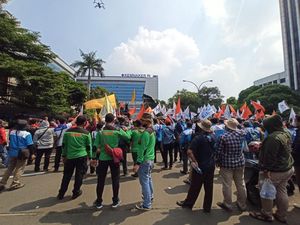 Di Depan Kantor Menaker, Buruh Teriak Ganti Ida Fauziyah