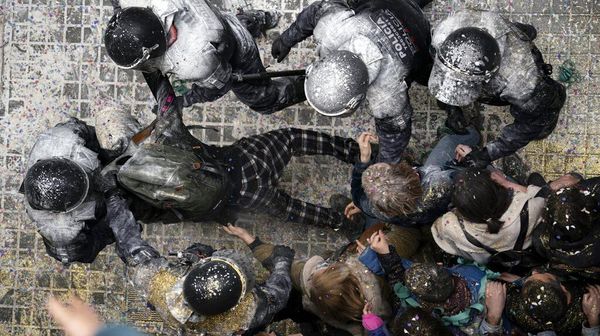 Di-PHK Karena Covid dan Belum Bayar Sewa, Keluarga Ini Diusir Polisi