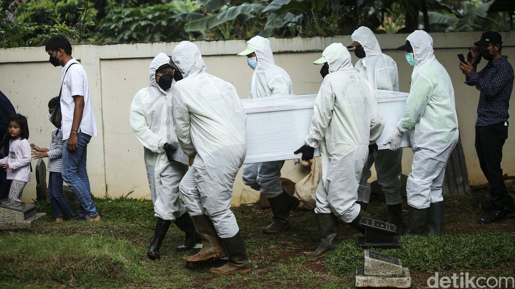 Sejumlah petugas memakamkan jenazah Dorce Gamalama di TPU Bantar Jati, Jakarta Timur, Rabu (16/2/2022). Pemakaman tersebut menggunakan prokes COVID-19.