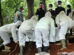 Isak Tangis Keluarga di Pemakaman Dorce Gamalama Isak Tangis Keluarga di Pemakaman Dorce Gamalama