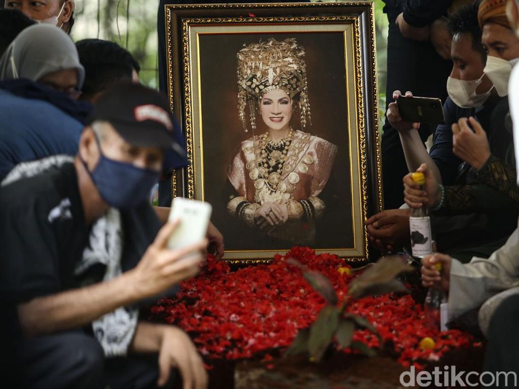 Tak Bacakan Wasiat Dorce, Kakak Kandung Akan Polisikan Pengacara Anak Angkat Tak Bacakan Wasiat Dorce, Kakak Kandung Akan Polisikan Pengacara Anak Angkat