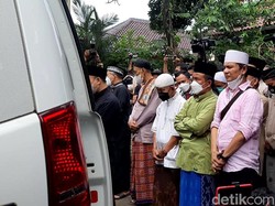 Suasana Ketika Jenazah Dorce Gamalama Disalatkan di Masjid Al Hayyu