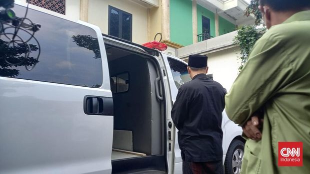 Jenazah Dorce Gamalama disalatkan di Masjid Al Hayyu 63 Lubang Buaya, Jakarta Timur, Rabu (16/2/2022).