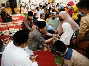 Potret Dorce di Surabaya Hadiri Pengajian Gus Miek Sebulan Sebelum Meninggal Potret Dorce di Surabaya Hadiri Pengajian Gus Miek Sebulan Sebelum Meninggal