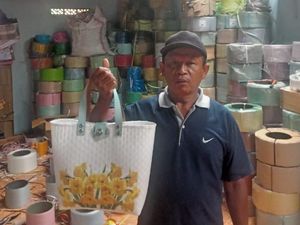 Dulunya Pemulung, Pria Ini Kantongi Ratusan Juta dari Sulap Tali Jadi Tas Dulunya Pemulung, Pria Ini Kantongi Ratusan Juta dari Sulap Tali Jadi Tas
