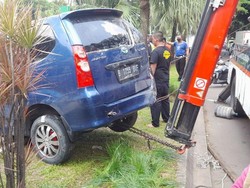 Sopir Diduga Mengantuk, Mobil di Medan Satria Bekasi Terperosok ke Kali