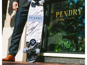 Hotel Ini Pinjamkan Secara Gratis Gitar, Skateboard dan Cadillac untuk Tamunya