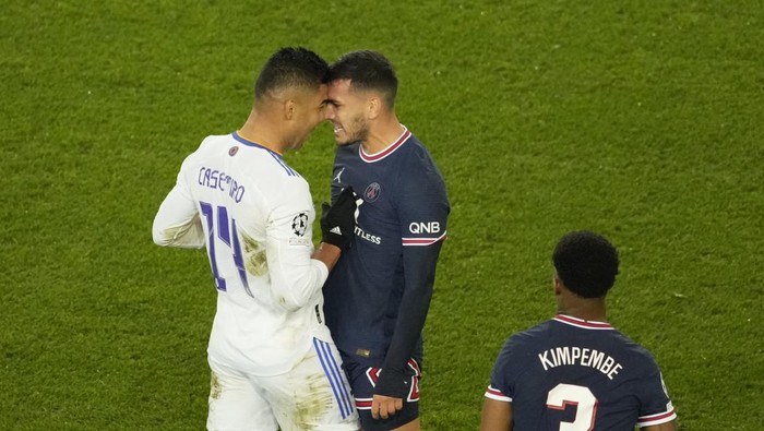 PSGs Leandro Paredes, right, scuffles with Real Madrids Casemiro during the Champions League, round of 16, first leg soccer match between Paris Saint Germain and Real Madrid at the Parc des Princes stadium, in Paris, France, Tuesday, Feb. 15, 2022. (AP Photo/Francois Mori)