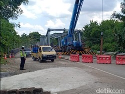 Jembatan Bailey di Ngantru Hanya Bisa Dilewati Motor-Mobil Pribadi