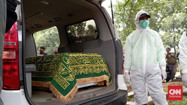 Jenazah Dorce Gamalama di TPU Bantar Jati, Jakarta, Rabu (16/2).