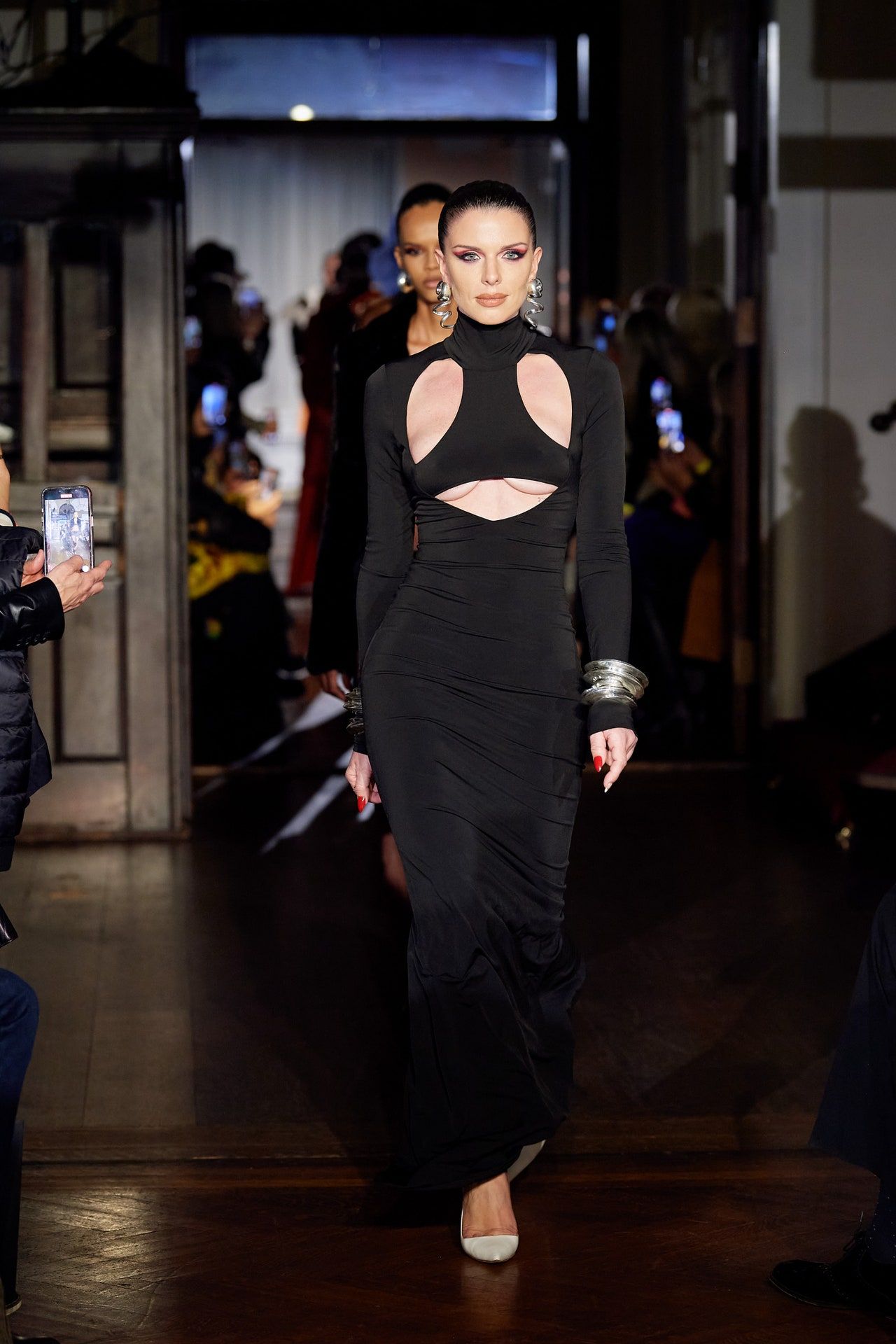 Julia Fox di fashion show LaQuan Smith fall/winter 2022