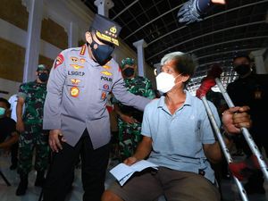 Tinjau Vaksinasi Serentak, Kapolri Ingatkan Vaksin Penting untuk Atasi Omicron