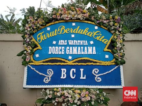 Karangan bunga dari Bunga Citra Lestari (BCL) untuk pemakaman Dorce Gamalama.