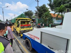 Kecelakaan Libatkan 3 Truk-2 Mobil di Mojokerto, Sopir Terjepit Kabin