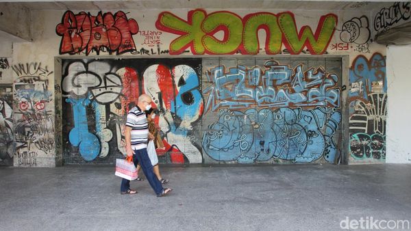 Kerja Keras Mempercantik Pertokoan Malioboro