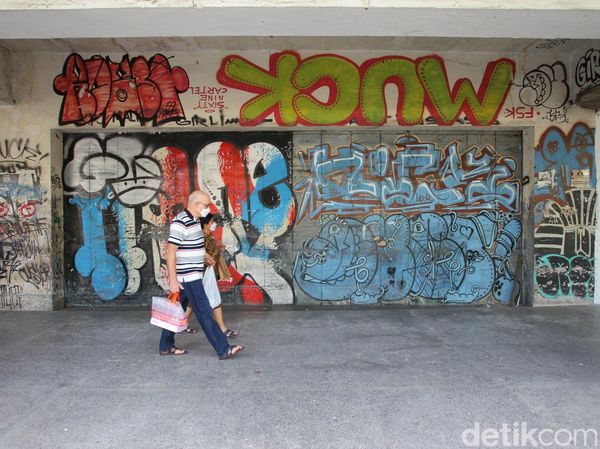 Kerja Keras Mempercantik Pertokoan Malioboro