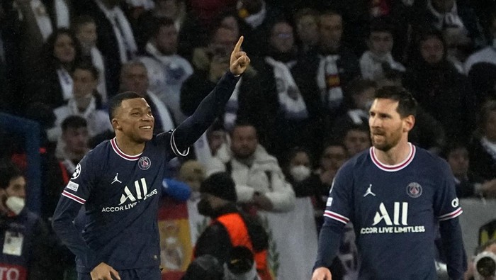 PSGs Kylian Mbappe, left, celebrates his sides opening goal with PSGs Lionel Messi, during the Champions League round of 16, first leg, soccer match Paris Saint-Germain against Real Madrid at the Parc des Princes stadium in Paris, Tuesday, Feb.15, 2022. (AP Photo/Michel Euler)