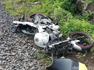 Biker Tertabrak KA di Perlintasan Tanpa Palang Pintu, Korban Terpental 10 Meter