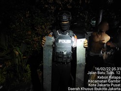 Maling di Toko Roti Jakpus Ditangkap Warga, Sempat Diikat di Tiang Listrik