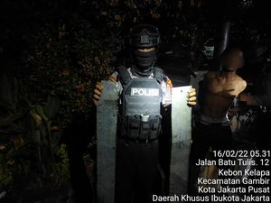 Maling di Toko Roti Jakpus Ditangkap Warga, Sempat Diikat di Tiang Listrik Maling di Toko Roti Jakpus Ditangkap Warga, Sempat Diikat di Tiang Listrik