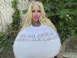 Selebgram Ini Merasa Didiskriminasi di Pesawat karena Payudara Terlalu Besar