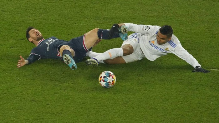 Kylian Mbappe menjadi pahlawan untuk Paris Saint-Germain dalam duel kontra Real Madrid. Gol menit akhirnya menebus kegagalan Lionel Messi dari titik penalti.
