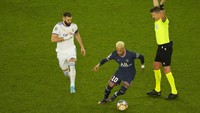 Neymar berusaha melewati Karim Benzema dalam pertandingan leg pertama babak 16 besar Liga Champions.