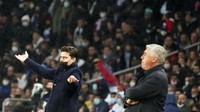 Pelatih PSG Mauricio Pochettino (kiri) dan pelatih Real Madrid Carlo Ancelotti (kanan) tampak serius mengamati jalannya pertandingan.