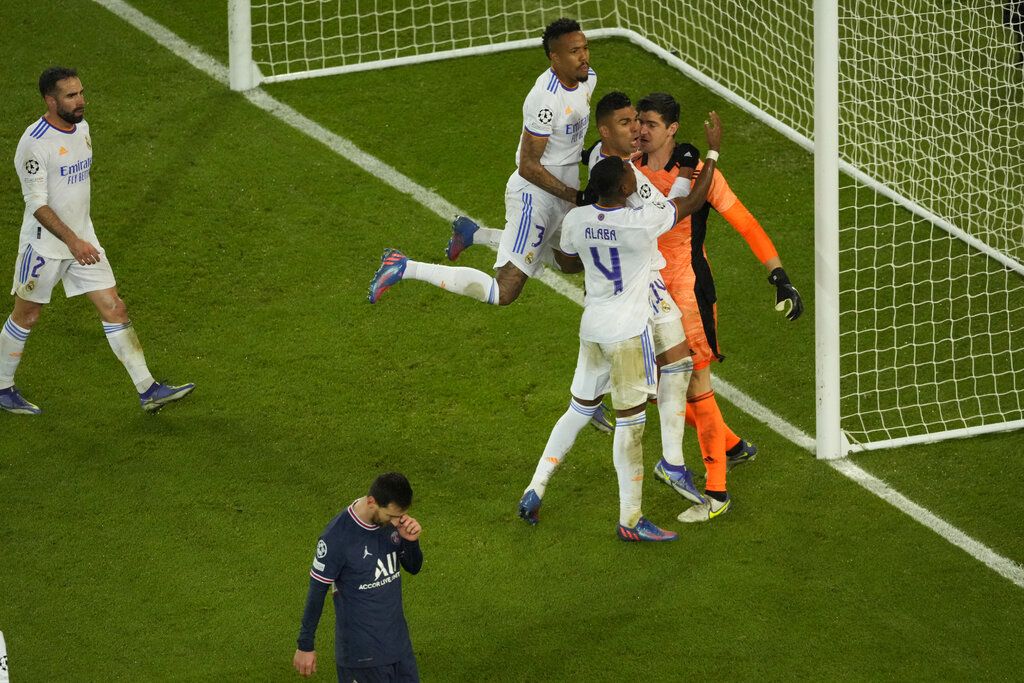 Kylian Mbappe menjadi pahlawan untuk Paris Saint-Germain dalam duel kontra Real Madrid. Gol menit akhirnya menebus kegagalan Lionel Messi dari titik penalti.